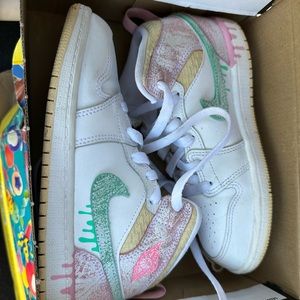 Kids Jordan have plenty more wears in them. Beautiful colors